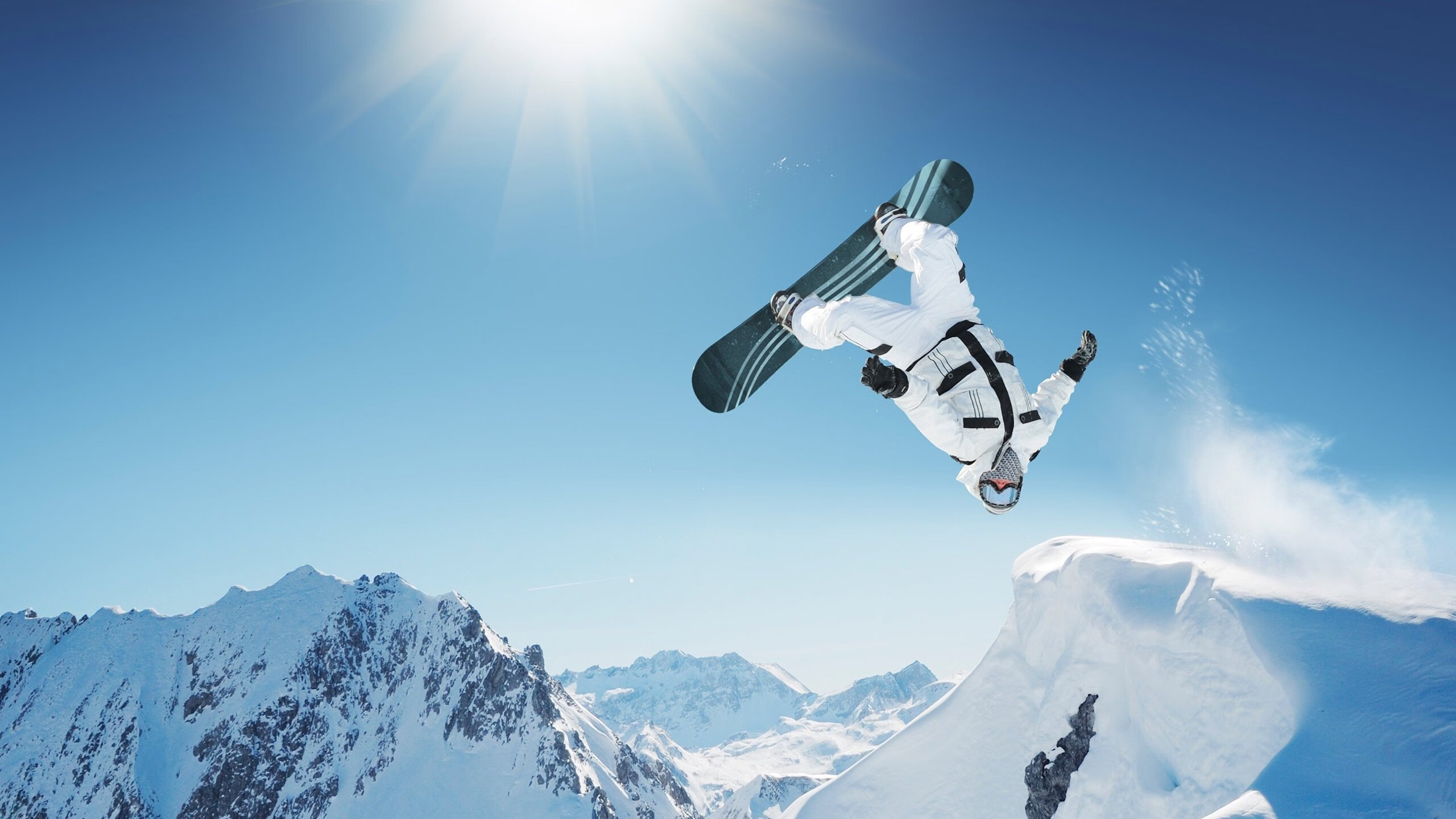 “电动冲浪：东三叉湖马鞍山赛场成为水上运动新热门”